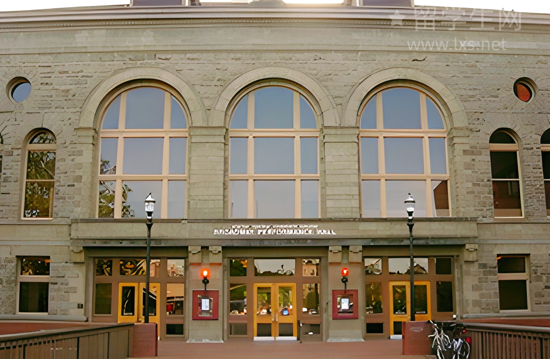 换个赛道，考研后直通加拿大商科名校