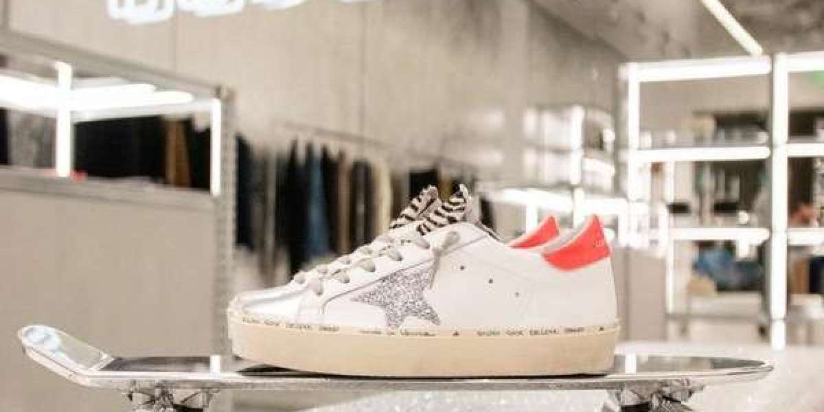 Golden Goose Shoes Sale supermodel in a similar look decorated