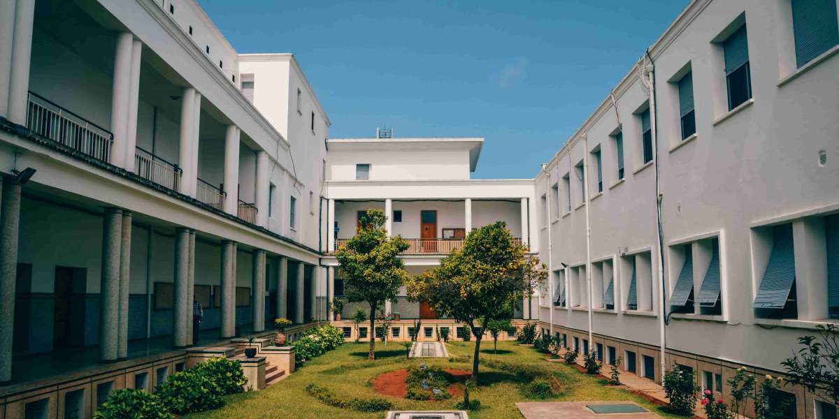 跨专业申请法国高商难度大吗？非商科背景实现职场转型的全攻略