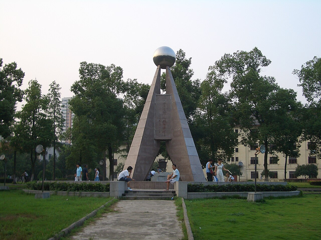 HUST tripod monument 4121