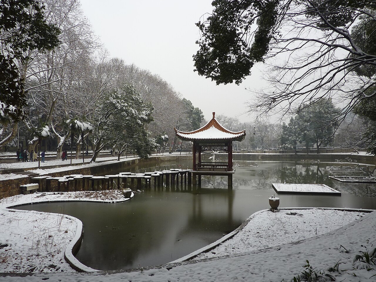Huazhong University of Science and Technology - a lake and a pavilion on a snow day - P1050013