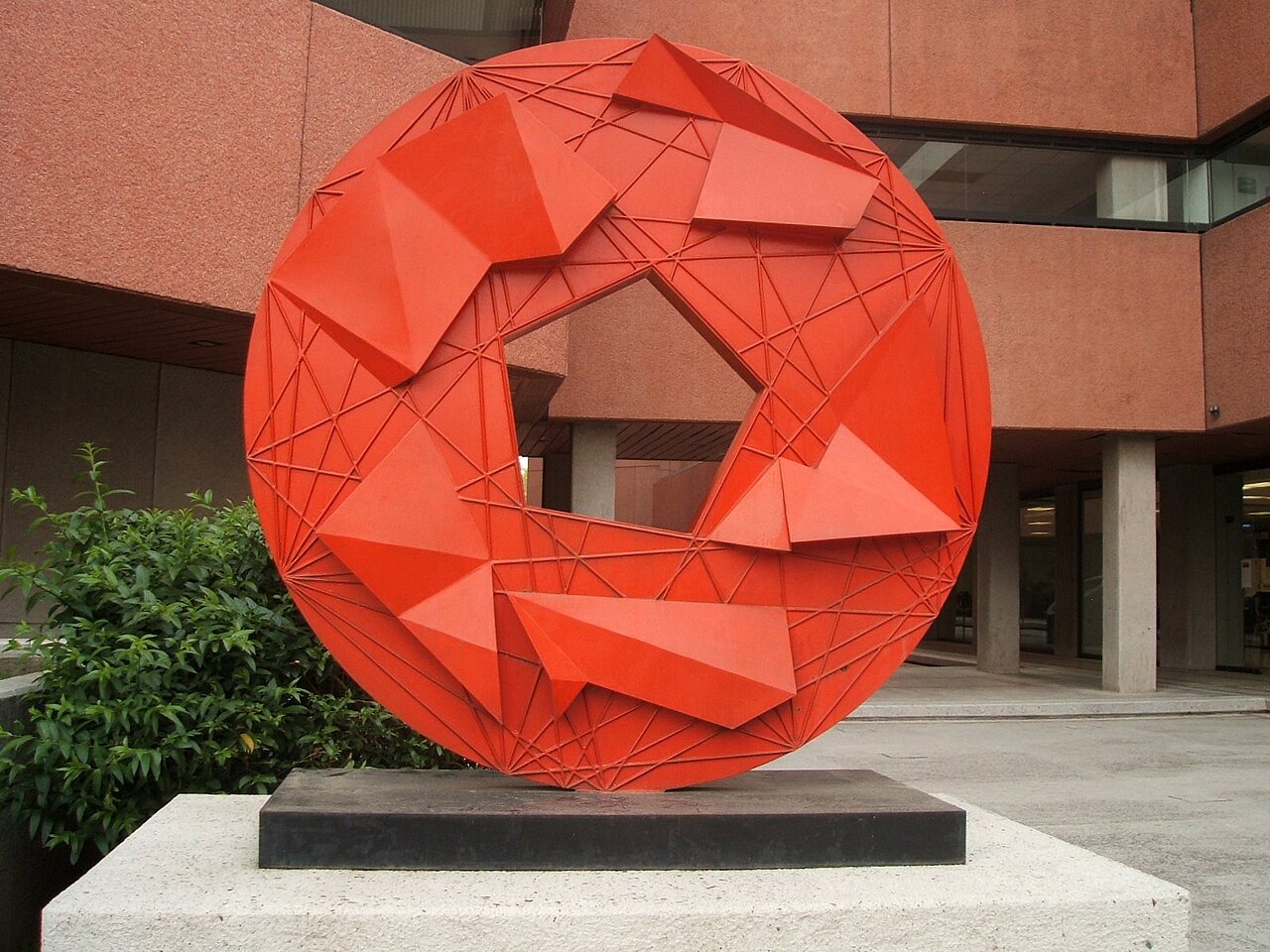 Escultura en la Rectoria General de la UAM