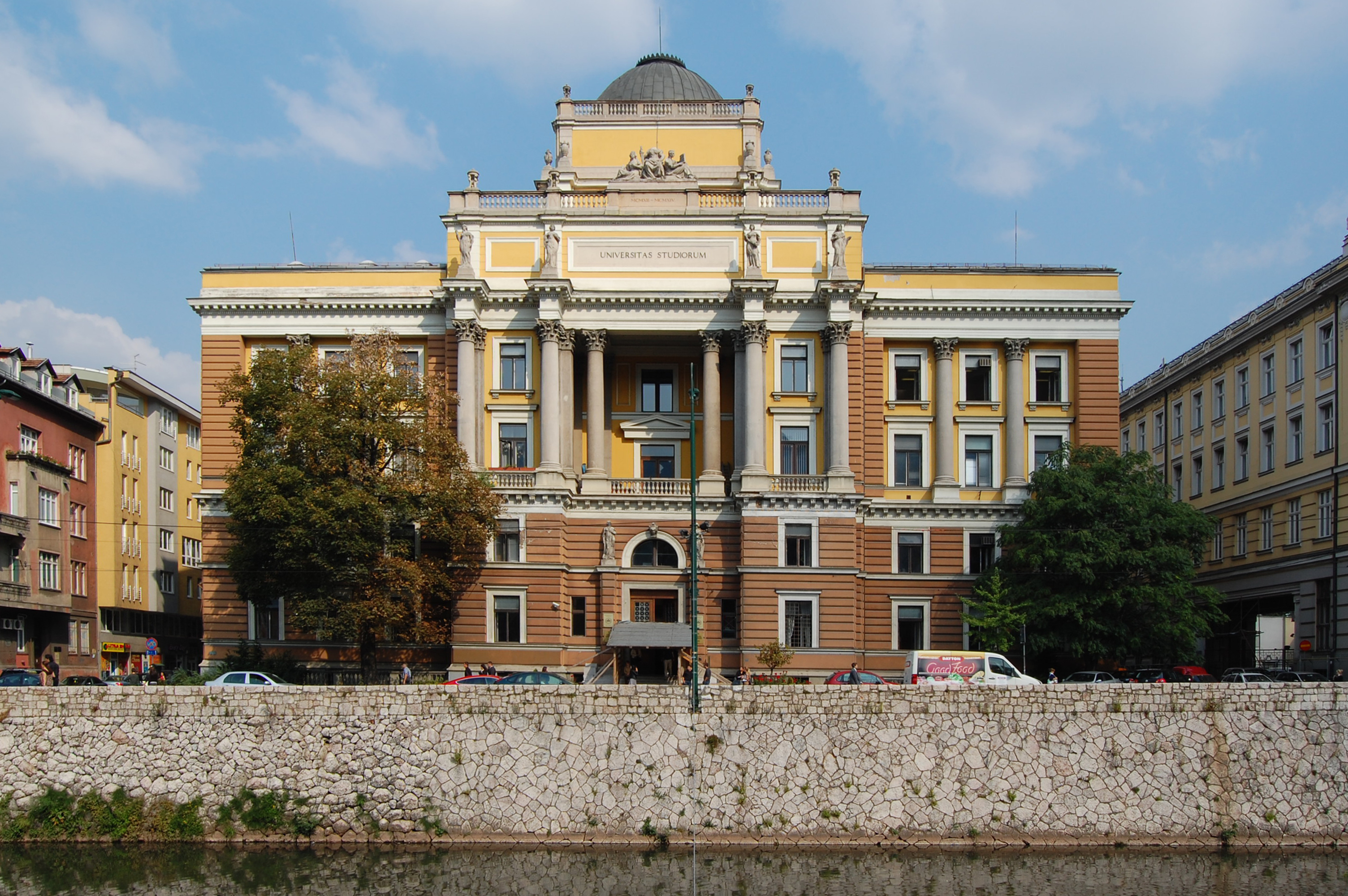 萨拉热窝大学