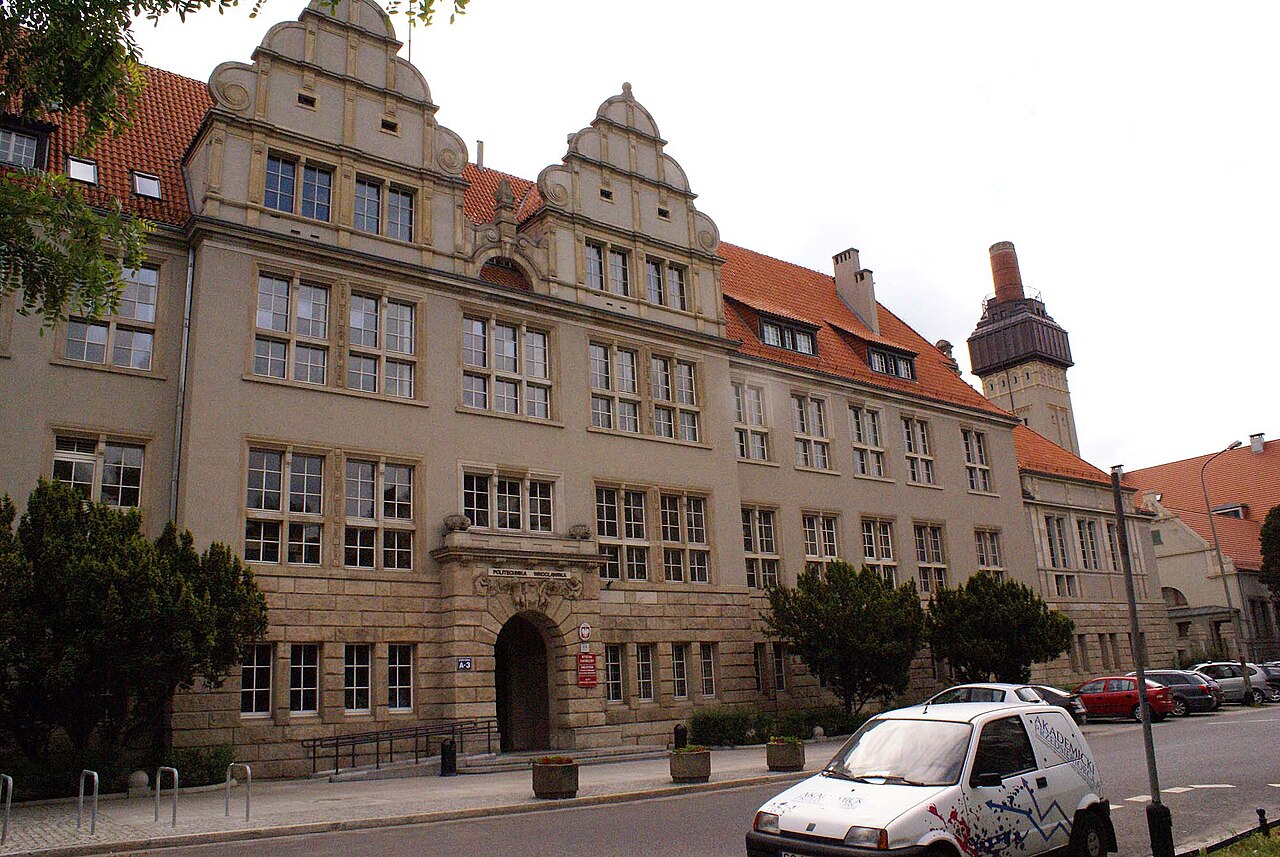 6928viki Politechnika Wrocławska - budynki od ul. Smoluchowskiego. Foto Barbara Maliszewska