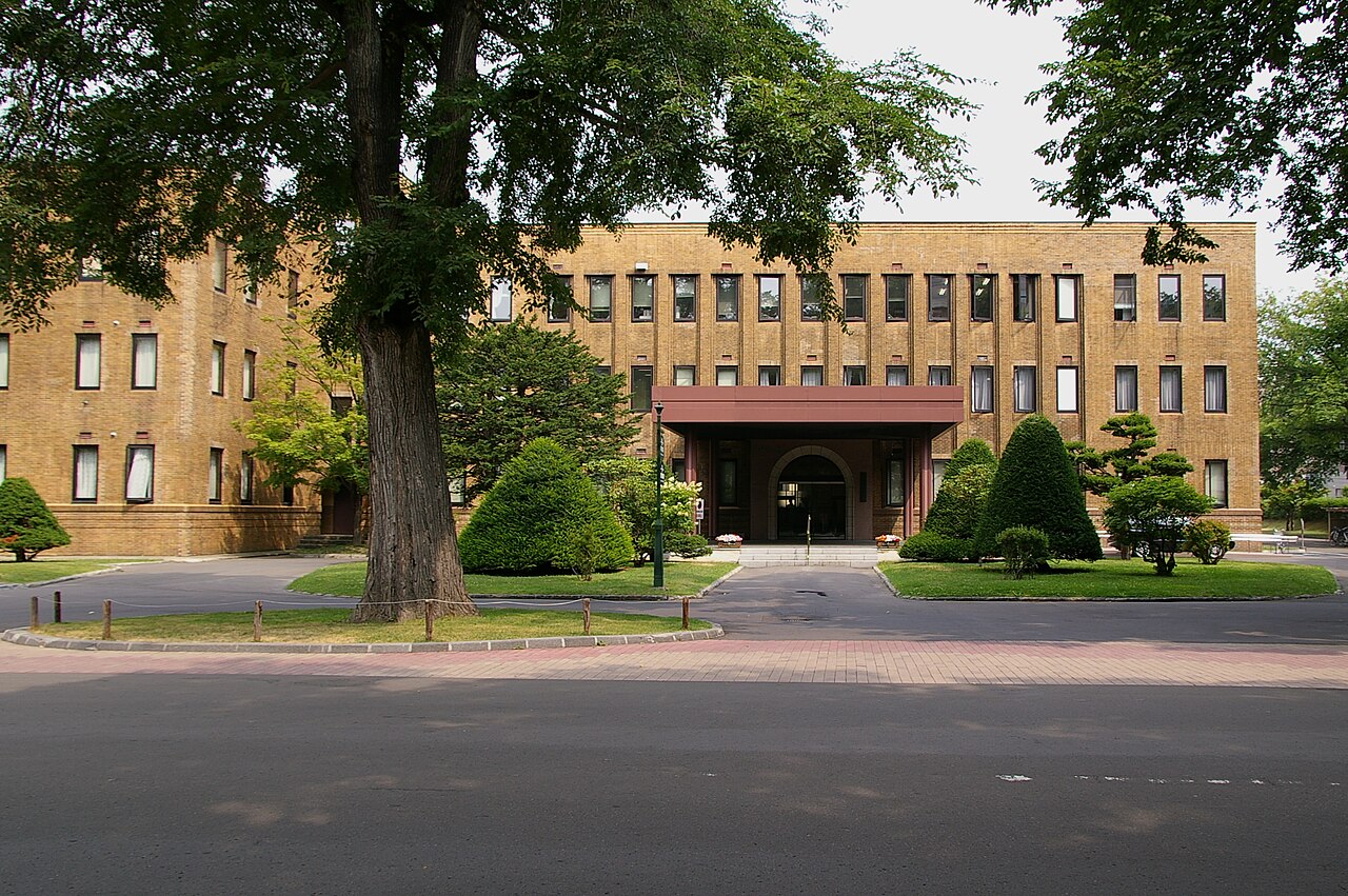 Hokkaido-Univ-Adm-Bureau-01