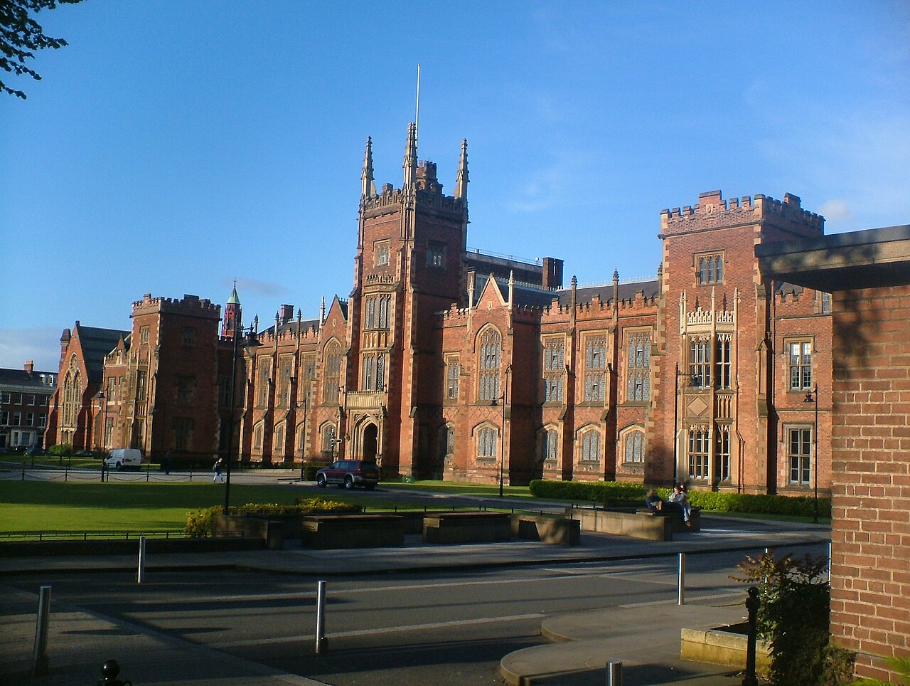 Queen's University of Belfast, Lanyon building, May 2006