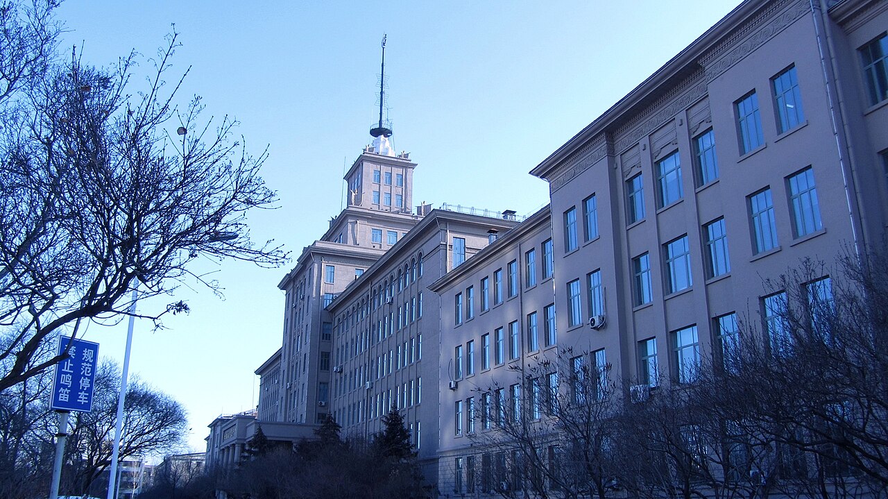 哈尔滨工业大学西北门看主楼