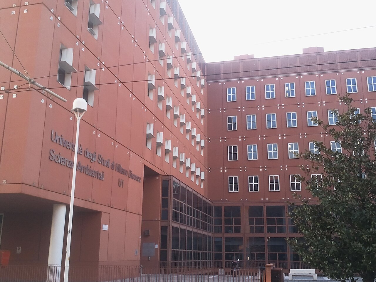 U1 visto da piazza della Scienza, Milano
