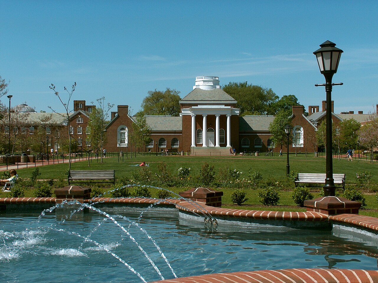 UDel Memorial and Magnolia Circle