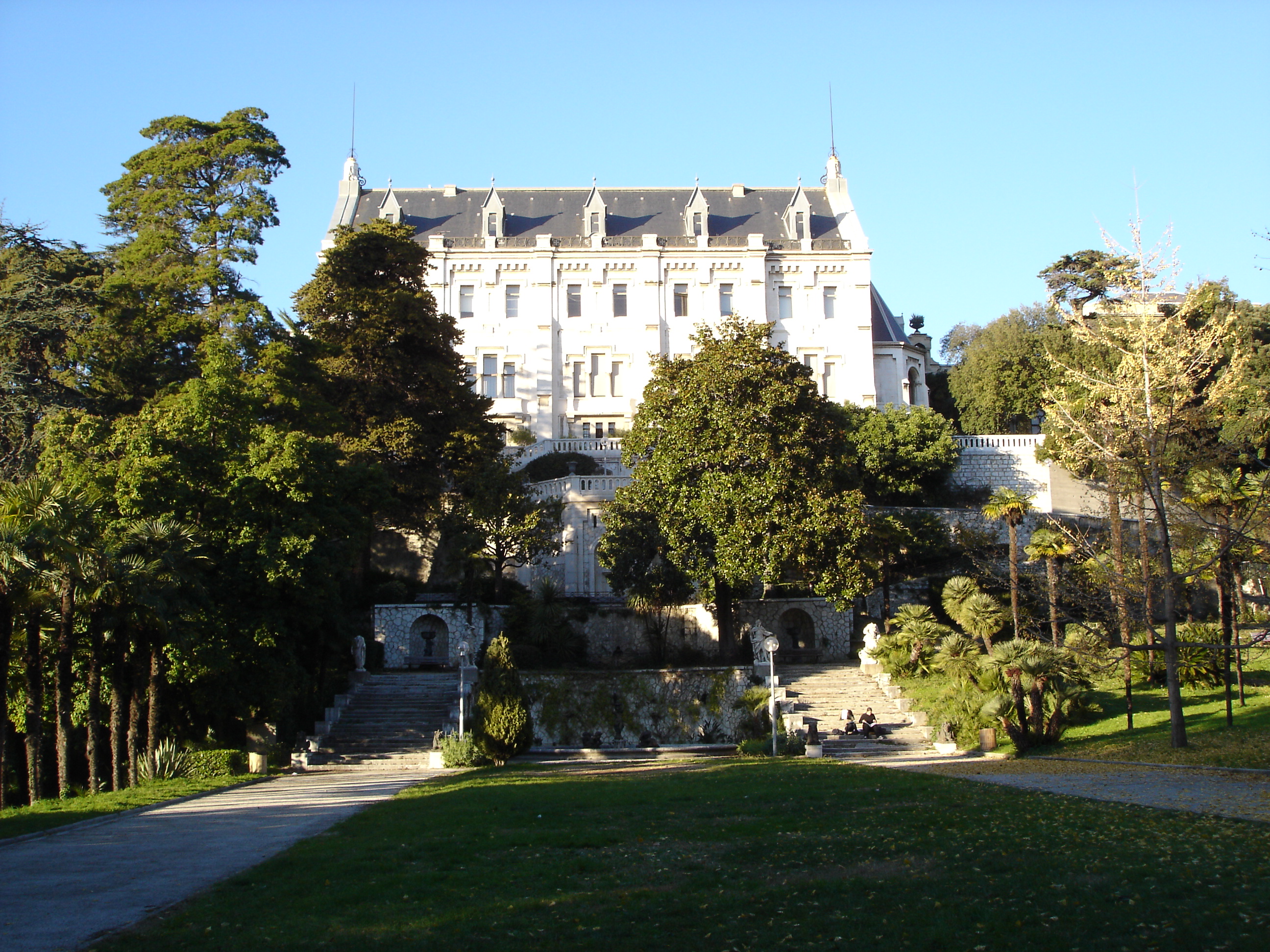 蔚蓝海岸大学