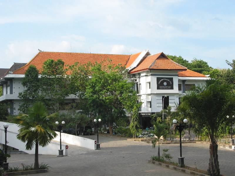 Universitas Negeri Sebelas Maret Surakarta 04