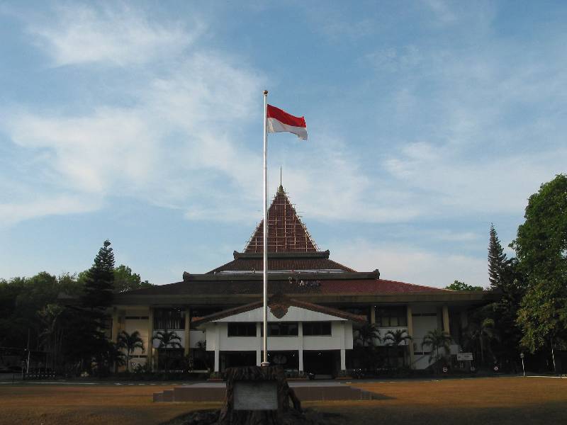Universitas Negeri Sebelas Maret Surakarta 14