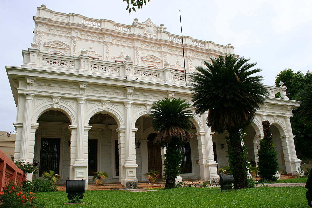 国立亚松森大学